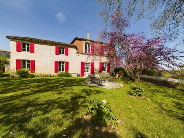 Exceptional 17thC Former Templar Estate with Main House, Guest Accommodation, Pool and 1.3 Ha of Land for sale for 995,000&euro; in Lot-et-Garonne, Aquitaine
