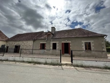 Tidy house on the edge of a village with shops for sale for 91,800€ in Indre, Centre