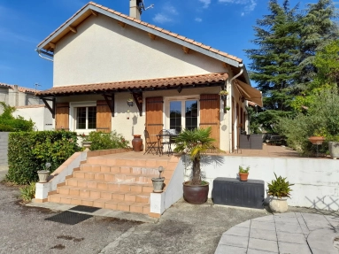 Beautiful villa with large garden close to all amenities for sale for 275,000&euro; in Aude, Languedoc-Roussillon