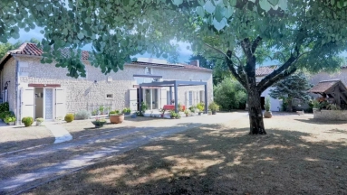 Longère  de180 m² - 3 bedrooms - 1410 m² land for sale for 299,600&euro; in Charente, Poitou-Charentes