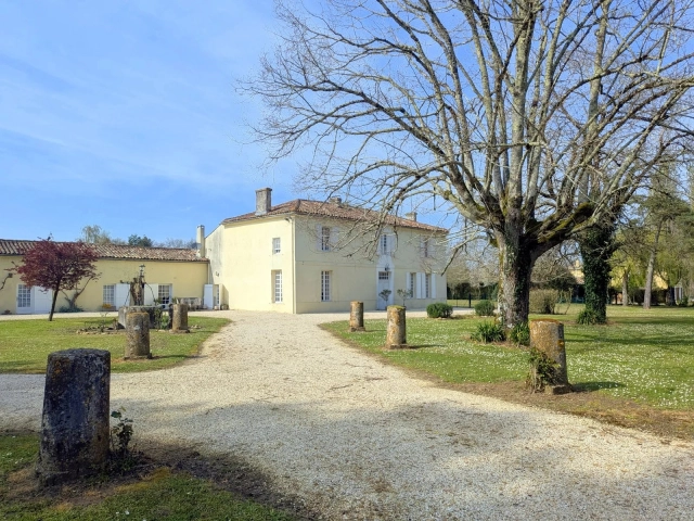 Elegant Manor House with 2 Guest Houses & 2 pools for sale for 636,000&euro; in Charente-Maritime, Poitou-Charentes