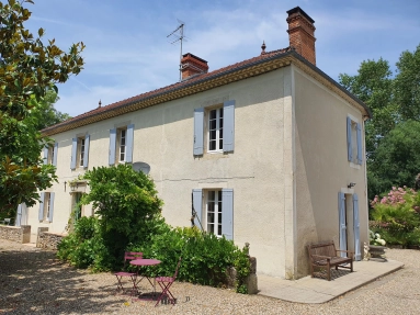 7 Bedroom(s) - 7 Bathroom(s) - 18,249m² land for sale in Gironde, Aquitaine, France - FrenchPropertyPortal.com Beautiful 6/7 bedroom home with pool and guest apartment for sale for 763,200€ in Gironde, Aquitaine