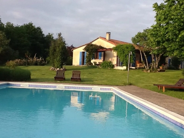 3 Bedroom house with large garden and lovely pool for sale for 349,500&euro; in Dordogne, Aquitaine