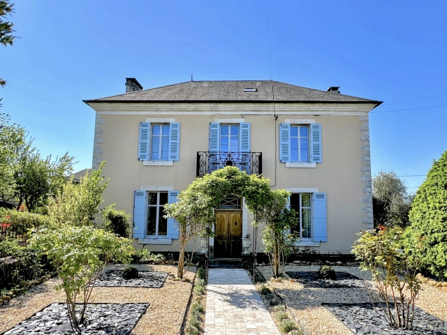 Beautiful fully renovated Maison de Maître for sale for 334,960&euro; in Dordogne, Aquitaine