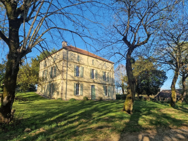 Maison de maitre on edge of village for sale for 385,000&euro; in Lot-et-Garonne, Aquitaine