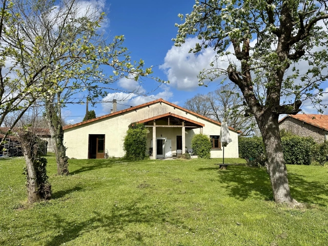 Charming single-storey home in a peaceful hamlet for sale for 152,600&euro; in Charente, Poitou-Charentes