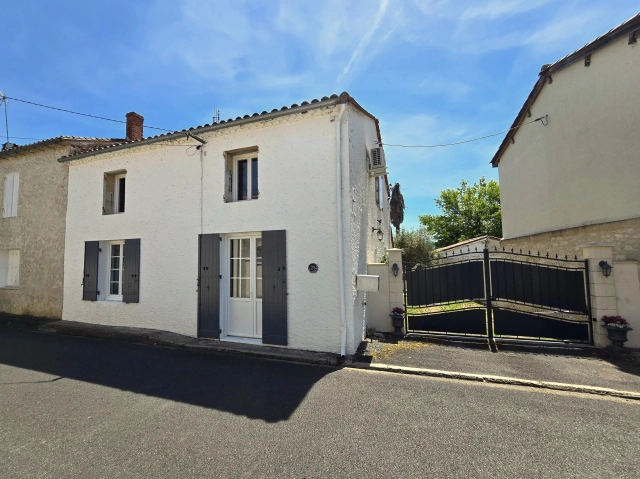 Beautifully Renovated Energy-Efficient 4-Bedroom Home with South-Facing Garden for sale for 250,000&euro; in Gironde, Aquitaine