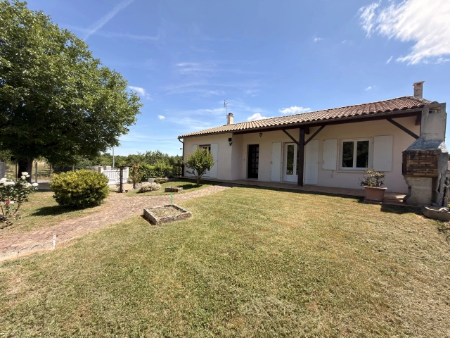 Well-Presented Single-Storey Property with Garage and Enclosed Garden for sale for 162,955&euro; in Charente, Poitou-Charentes