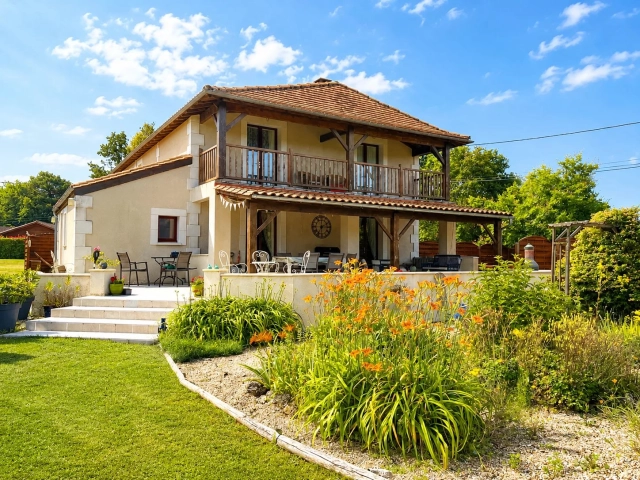 Beautiful Family Home with Countryside Views! for sale for 300,000&euro; in Dordogne, Aquitaine