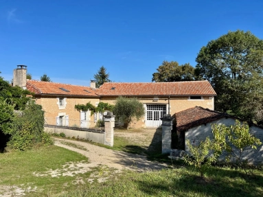 Charentaise farmhouse with swimming pool, self-contained gîtes and idyllic setting for sale for 678,400&euro; in Charente, Poitou-Charentes
