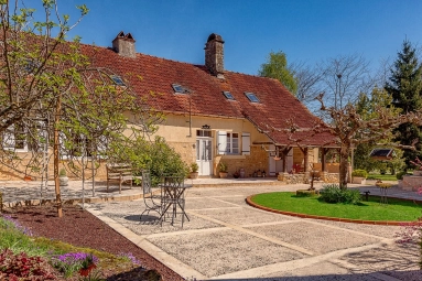 8 Bedroom(s) - 7 Bathroom(s) - 4,712m² land for sale in Dordogne, Aquitaine, France - FrenchPropertyPortal.com Versatile Dordogne gîte complex with three independent houses, pool and jacuzzi near Sarlat and St-Cyprien for sale for 575,000€ in Dordogne, Aquitaine