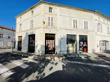 Town house with Commerical Premises for sale for 197,950&euro; in Charente-Maritime, Poitou-Charentes