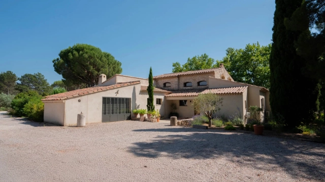 5 Bedroom(s) - 5 Bathroom(s) - 13,000m² land for sale in Bouches-du-Rhône, Provence-Alpes-Côte-d'Azur, France - FrenchPropertyPortal.com Property in Aix-en-Provence North for sale for 2,895,000€ in Bouches-du-Rhône, Provence-Alpes-Côte-d'Azur
