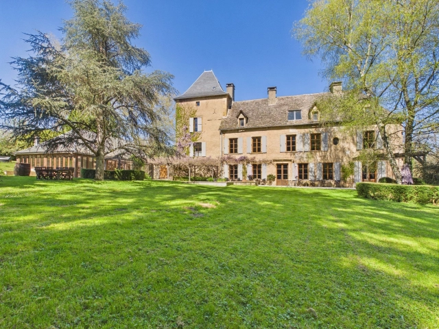 Prestigious Stone Estate with Private Lake and Independent Annexe for sale for 880,000&euro; in Aveyron, Midi-Pyrénées
