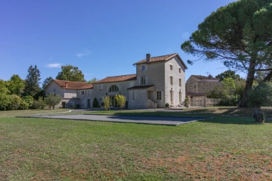 Spacious detached house with large garden, guest cottage and plunge pool in centre of town for sale for 572,400&euro; in Charente, Poitou-Charentes