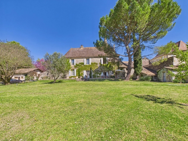 7 Bedroom(s) - 5 Bathroom(s) - 2,980m² land for sale in Dordogne, Aquitaine, France - FrenchPropertyPortal.com Authentic 18th century manor house offering separate guest accommodations, a pool and barn for sale for 750,000€ in Dordogne, Aquitaine