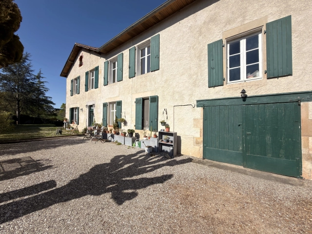 6 Bedroom(s) - 5 Bathroom(s) - 5,745m² land for sale in Charente, Poitou-Charentes, France - FrenchPropertyPortal.com Spacious and Light-Filled Property with Countryside Views for sale for 214,000€ in Charente, Poitou-Charentes