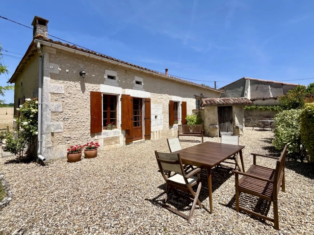 Excellent condition stone property close to commerce for sale for 256,800&euro; in Charente, Poitou-Charentes