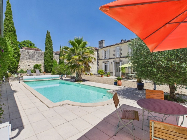 Fabulous Maison de Maître with heated swimming-pool for sale for 485,000&euro; in Charente-Maritime, Poitou-Charentes