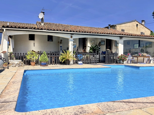 Equestrian farmhouse property bordering a Fishing Lake for sale for 425,000&euro; in Ariège, Midi-Pyrénées