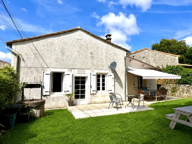 4 Bedroom(s) - 1 Bathroom(s) - 1,286m² land for sale in Charente, Poitou-Charentes, France - FrenchPropertyPortal.com Charming 4-bedroom home in a small hamlet for sale for 137,340€ in Charente, Poitou-Charentes