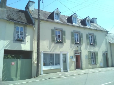 5 Bedroom(s) - 660m² land for sale in Finistère, Brittany, France - FrenchPropertyPortal.com Maison 8 Pièces + Dépendance 29520 Châteauneuf-du-Faou for sale for 195,000€ in Finistère, Brittany