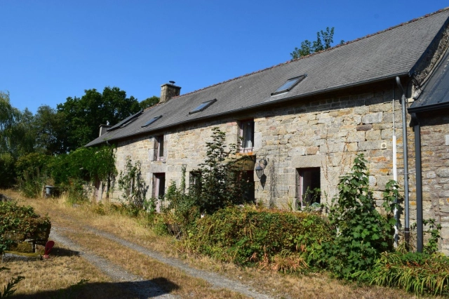 5 Bedroom(s) - 1 Bathroom(s) - 1,601m² land for sale in Morbihan, Brittany, France - FrenchPropertyPortal.com Maison 7 Pièces + Studio + Dépendances 56160 Séglien for sale for 181,425€ in Morbihan, Brittany