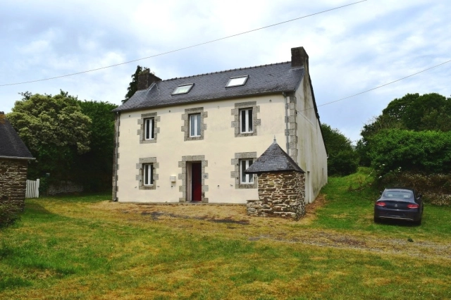 5 Bedroom(s) - 1 Bathroom(s) - 1,297m² land for sale in Finistère, Brittany, France - FrenchPropertyPortal.com Maison 6 Pièces + Dépendances 29120 Le Cloître-Pleyben for sale for 199,875€ in Finistère, Brittany