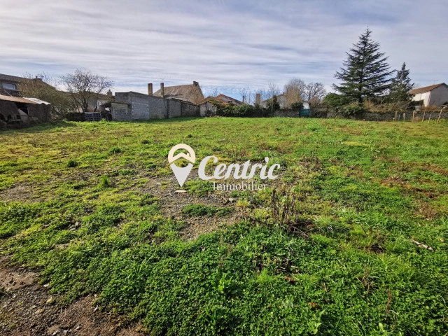 1,080m² land for sale in Deux-Sèvres, Poitou-Charentes, France - FrenchPropertyPortal.com Terrain constructible plein centre bourg for sale for 25,828€ in Deux-Sèvres, Poitou-Charentes