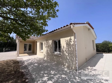 Beautiful single-storey house on large enclosed plot with swimming pool and garage for sale for 270,000&euro; in Lot, Midi-Pyrénées
