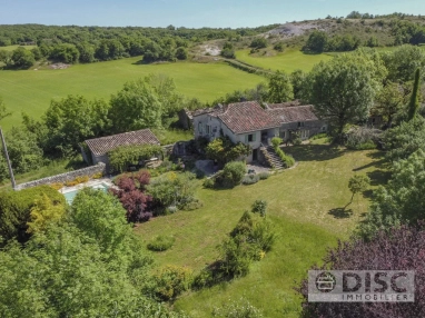 Magnificent property with a guest house, swimming pool, barn, and a beautiful garden. for sale for 475,000&euro; in Tarn-et-Garonne, Midi-Pyrénées