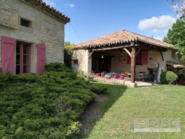 Character property with guest house, swimming pool and 1.22 hectares in Lalbenque for sale for 432,000&euro; in Lot, Midi-Pyrénées