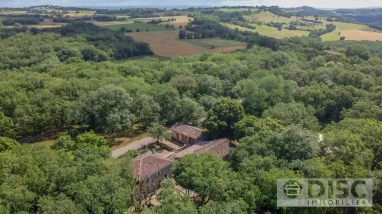 4 Bedroom(s) - 9,000m² land for sale in Tarn-et-Garonne, Midi-Pyrénées, France - FrenchPropertyPortal.com Large renovated property with spacious main house, guest house, second building and swimming pool. for sale for 798,000€ in Tarn-et-Garonne, Midi-Pyrénées