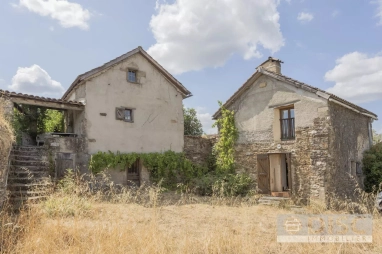 Two cottages, a large workshop and an open-sided barn arranged around an enclosed courtyard for sale for 145,000&euro; in Tarn, Midi-Pyrénées