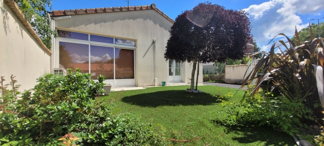 4 Bedroom(s) - 1 Bathroom(s) - 478m² land for sale in Vienne, Poitou-Charentes, France - FrenchPropertyPortal.com
Maison à vendre à Poitiers Pont Neuf
for sale for 278,250€ in Vienne, Poitou-Charentes
