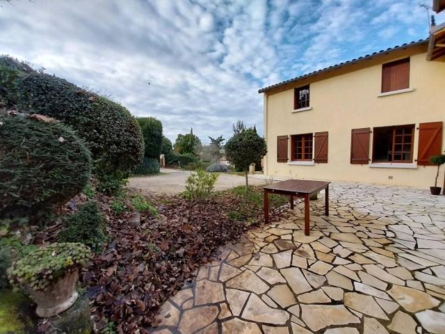 6 Bedroom(s) - 1 Bathroom(s) - 744m² land for sale in Vienne, Poitou-Charentes, France - FrenchPropertyPortal.com
Maison familiale Poitiers 7 pièces 165 m2
for sale for 318,000€ in Vienne, Poitou-Charentes