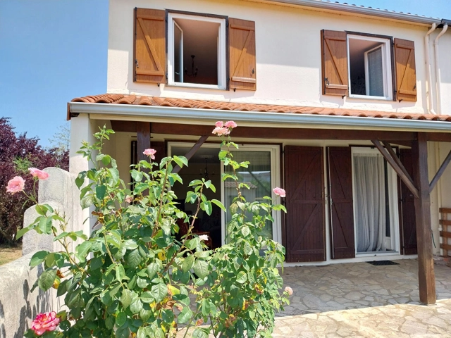 2 Bedroom(s) - 1 Bathroom(s) - 201m² land for sale in Vienne, Poitou-Charentes, France - FrenchPropertyPortal.com
Poitiers quartier Gibauderie , pavillon 4 pièces 100m²
for sale for 217,300€ in Vienne, Poitou-Charentes