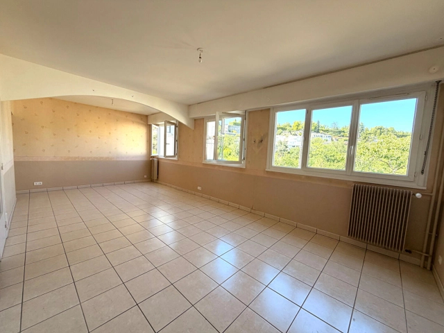 3 Bedroom(s) - 1 Bathroom(s) - 0 m² land for sale in Vienne, Poitou-Charentes, France - FrenchPropertyPortal.com
Appartement 4 pièces. Beaux volumes, résidence calme et verdoyante
for sale for 117,000€ in Vienne, Poitou-Charentes