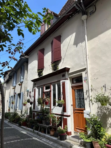 Charming townhouse, beautifully renovated, just a few steps from the shops for sale for 299,900&euro; in Pyrénées-Atlantiques, Aquitaine