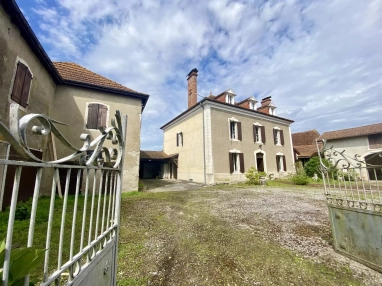 Imposing former farm at the heart of a charming village for sale for 304,500&euro; in Pyrénées-Atlantiques, Aquitaine