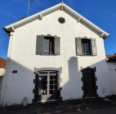 First floor apartment with three bedrooms and garden for sale for 170,000&euro; in Pyrénées-Atlantiques, Aquitaine