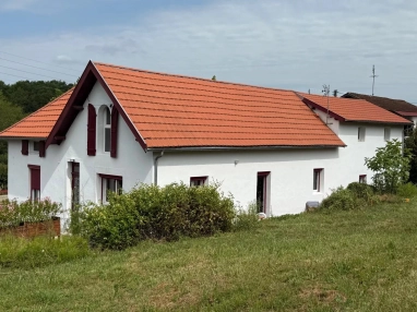 Fully renovated house with four bedrooms, terrace and garden for sale for 380,000&euro; in Pyrénées-Atlantiques, Aquitaine