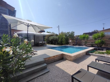 Beautiful single storey wooden house with pool and garden for sale for 336,000&euro; in Pyrénées-Atlantiques, Aquitaine