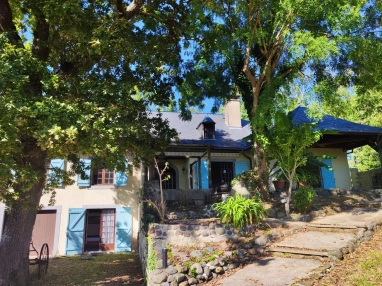 Country home with magnificent views to the Pyrenees mountains with garden and pool for sale for 359,000&euro; in Pyrénées-Atlantiques, Aquitaine