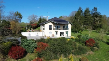 Beautiful contemporary home set in elevated position above Sauveterre-de-Béarn for sale for 495,000&euro; in Pyrénées-Atlantiques, Aquitaine
