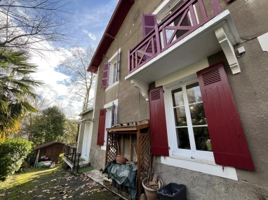 House with garden a few minutes' walk from the centre of town for sale for 233,000&euro; in Pyrénées-Atlantiques, Aquitaine