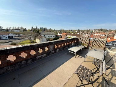 A charming apartment with two terraces in the town centre for sale for 164,000&euro; in Pyrénées-Atlantiques, Aquitaine