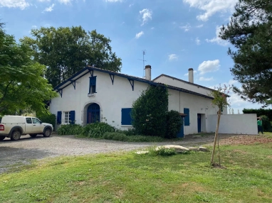 Character home with four bedrooms in Lahontan for sale for 263,750&euro; in Pyrénées-Atlantiques, Aquitaine