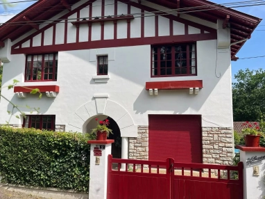 Townhouse with three bedrooms and garden in a sought after neighborhood for sale for 349,000&euro; in Pyrénées-Atlantiques, Aquitaine