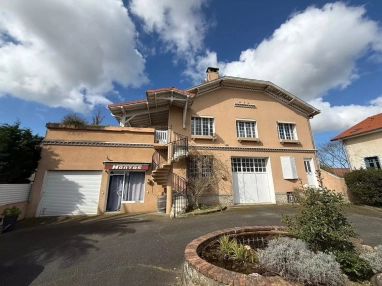 Charming 3-Bedroom House with Pool in Sauveterre-de-Béarn for sale for 395,000&euro; in Pyrénées-Atlantiques, Aquitaine